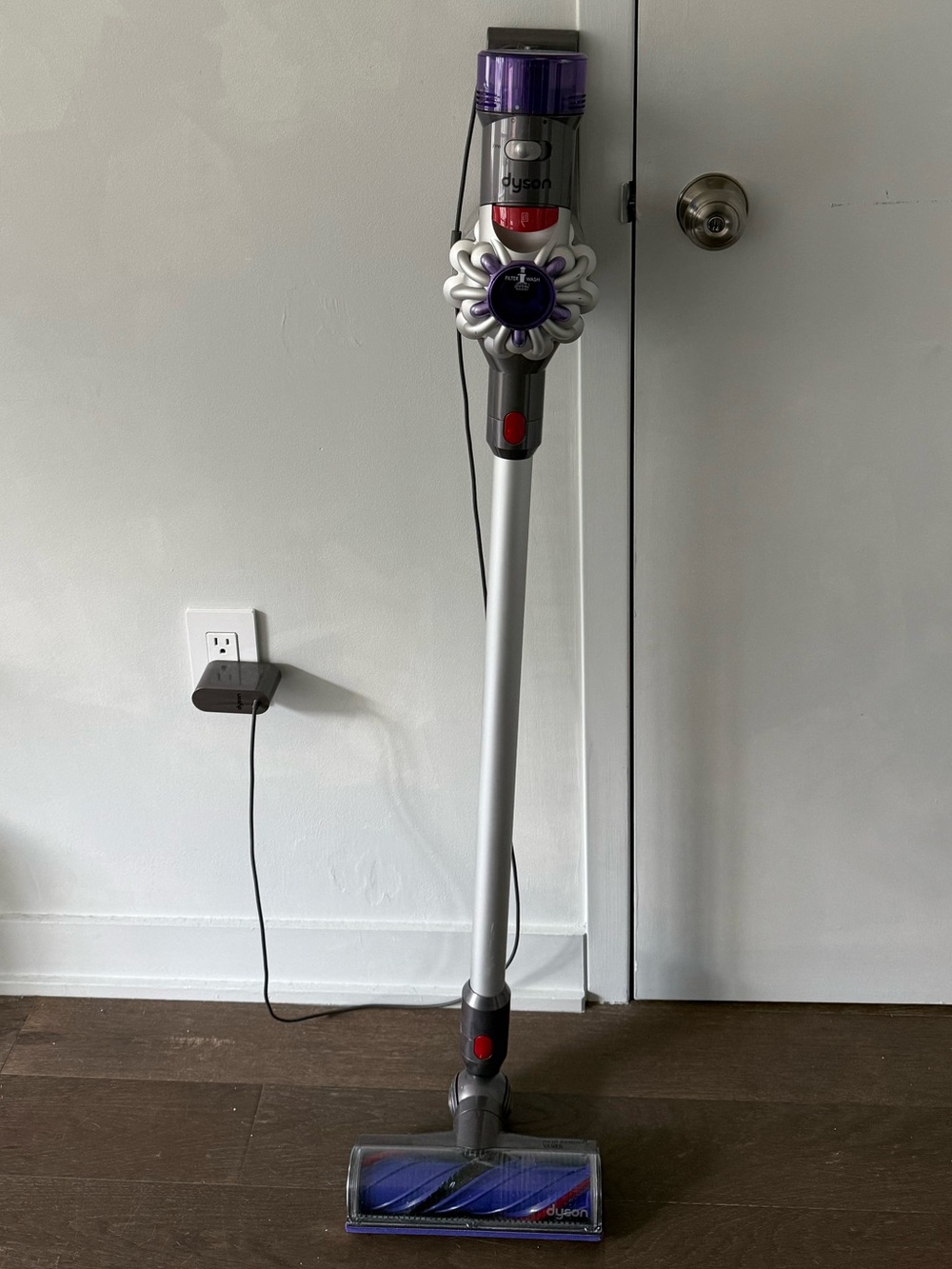 Dyson • V8 Cordless Vacuum